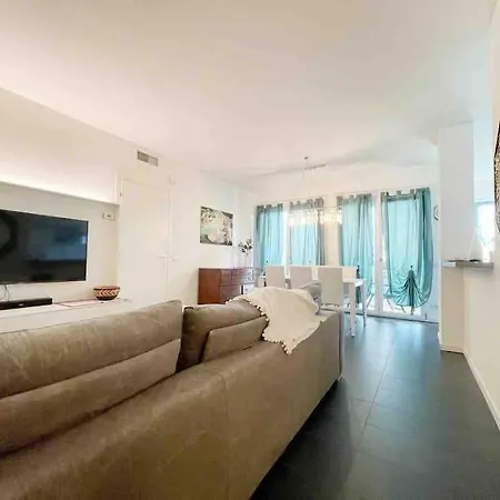 Elegant Relax Near Veron Center Fair Garda Apartment